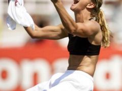 Soccer Star Brandi Chastain Pledges to Donate Brain to CTE Research