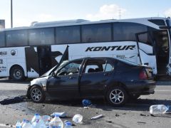 Yolcu otobüsü ters yöne giren otomobille çarpıştı